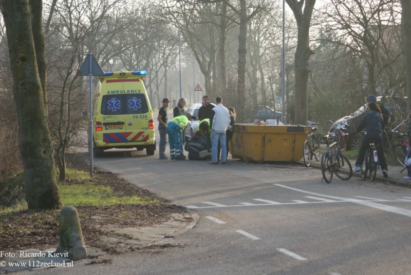 Vrouw gewond na val van brommer 